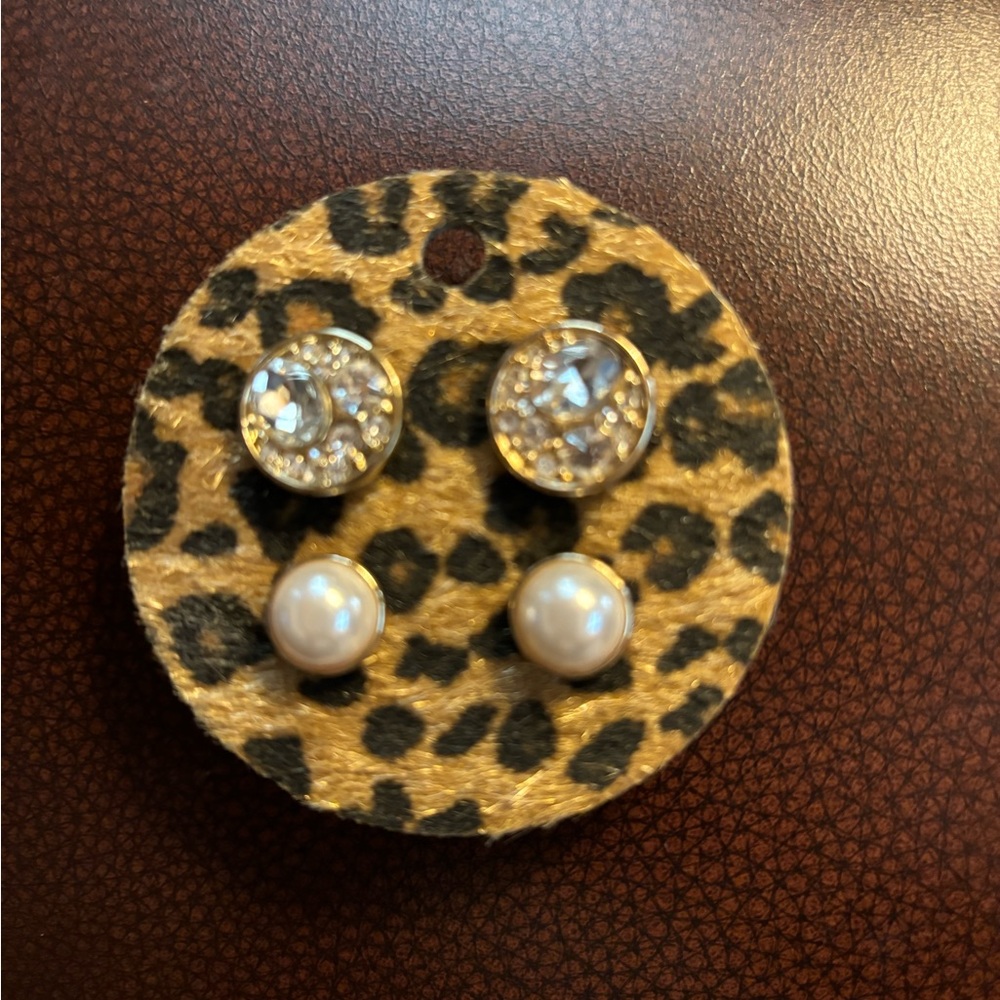 Two pairs post earrings